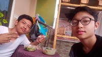Kalau ini momen santai Kiesha bersama teman sekolahnya. Mereka tengah nongkrong bareng sambil menikmati makanan praktis. Foto: Instagram kiesha.alvaro