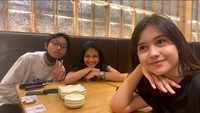 Kiesha juga tak segan hangout bareng teman wanitanya. Mereka tengah bersantap di restoran sushi. Foto: Instagram kiesha.alvaro
