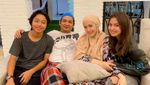 Kiesha Alvaro Sering Nongkrong Bareng Teman Sambil Makan Enak