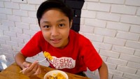 Begini nih senyum bahagia Kiesha saat dihadapkan dengan banyak makanan enak di depannya. Foto: Instagram kiesha.alvaro