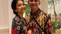 Sering tampil bersama dalam berbagai acara, Adipati dan Canti tampak serasi dengan balutan batik yang keren. Foto: Instagram @adipati/@cantitachril