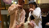 Begini kompaknya Adipati dan Canti saat makan bareng di restoran. Keduanya sama-sama memiliki gaya yang modis! Foto: Instagram @adipati/@cantitachril