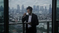 Membintangi sejumlah film, Adipati tampil keren sambil menikmati secangkir kopi di salah satu filmnya. Foto: Instagram @adipati/@cantitachril
