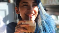 Di balik senyuman manis Canti, ternyata wanita cantik yang satu ini paling tak bisa lepas dari kopi lho. Foto: Instagram @adipati/@cantitachril
