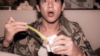 Makan dessert, Adipati pasang pose terkejutnya yang membuat banyak penggemarnya semakin gemas. Foto: Instagram @adipati/@cantitachril