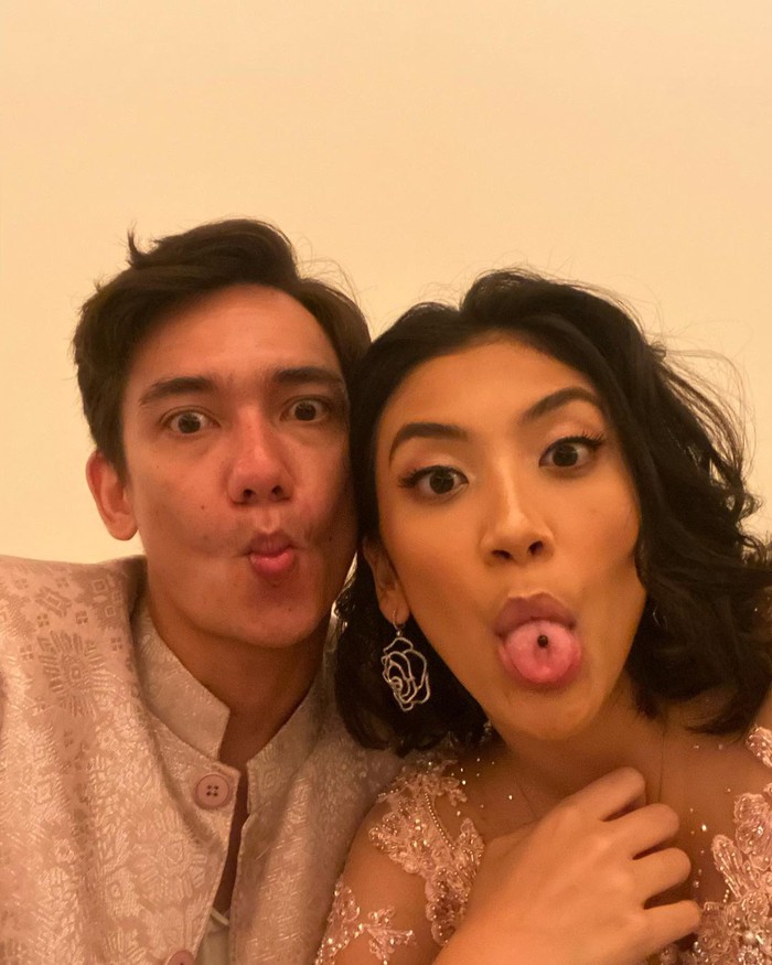 Kompaknya Adipati Dolken dan Canti Tachril Saat Makan Bareng Kompaknya Adipati Dolken dan Canti Tachril Saat Makan Bareng