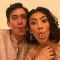 Acara Tunangan Adipat Dolken dan Canti Tachril berlangsung pada 18 September 2020 lalu di kediaman calon mempelai wanita. Momen tersebut hanya dihadiri keluarga dan kerabat dekat. Foto: Instagram @adipati/@cantitachril