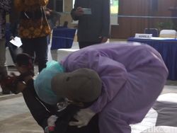 KPU Trenggalek Simulasi Coblosan Mulai Pemilih Bersuhu Tinggi hingga Pingsan