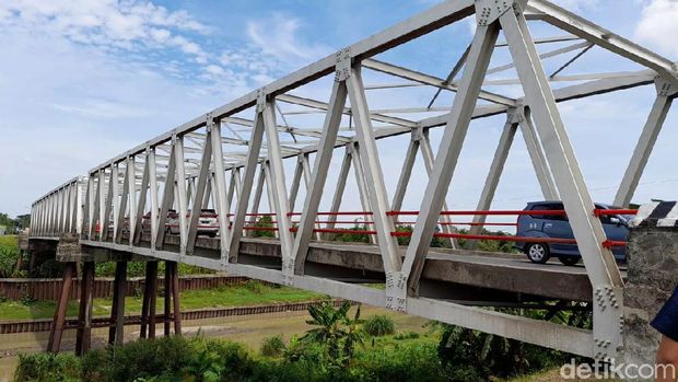 Lantai Jembatan Poncol di Brebes ambrol