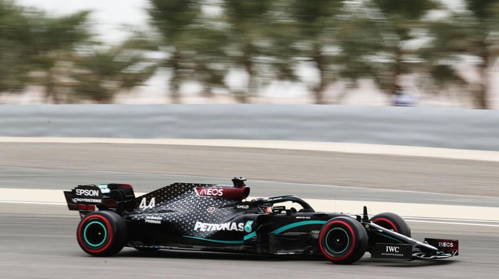BAHRAIN, BAHRAIN - NOVEMBER 28: Lewis Hamilton of Great Britain driving the (44) Mercedes AMG Petronas F1 Team Mercedes W11 on track during final practice ahead of the F1 Grand Prix of Bahrain at Bahrain International Circuit on November 28, 2020 in Bahrain, Bahrain. (Photo by Kamran Jebreili - Pool/Getty Images)