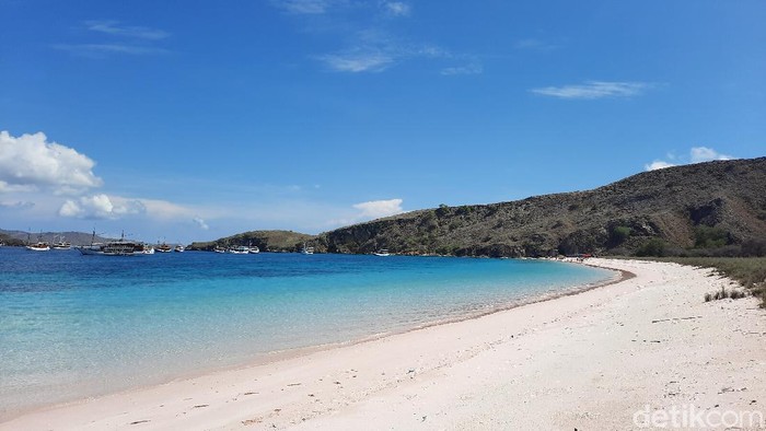 Taman Nasional (TN) Komodo terkenal akan wisata baharinya nan cantik. Ini bisa dilihat jika snorkeling di Long Beach.