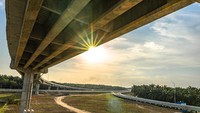 Jalan tol ini juga memperpendek jarak tempuh kota Pekanbaru-Dumai, dari sebelumnya 200 km kalau lewat Jalan Nasional, menjadi hanya 131 km jika ditempuh melalui jalan tol ini, kata Presiden Joko Widodo saat meresmikan Tol Pekanbaru-Dumai secara virtual dari Istana Bogor, ditayangkan di saluran YouTube Sekretariat Presiden, Jumat (25/9/2020).Foto: Dok. PT Hutama Karya (Persero)