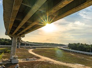 Intip Yuk! Tol Pekanbaru-Dumai Bermandi Cahaya