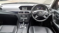 Dengan harga yang cukup menggiurkan untuk sebuah Mercedes-Benz bekas. Namun odometer sedan mewah ini rata-rata memang berada di atas 200 ribu kilometer. Kendati begitu, Blue Bird mengklaim mobil ini masih dalam kondisi prima. Foto: Pool (blue bird)