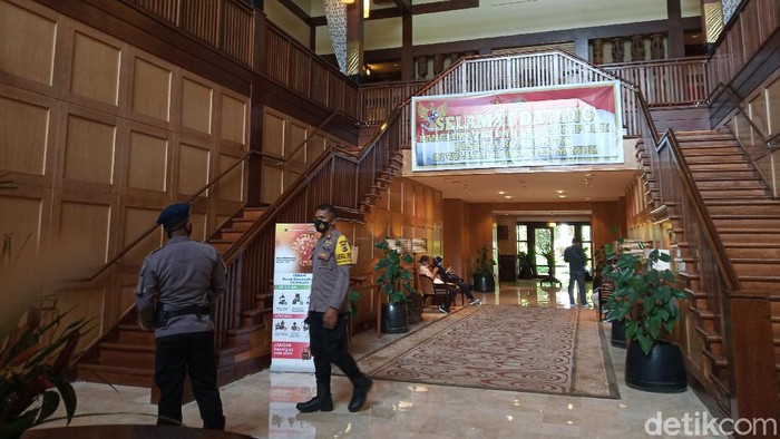 Panglima TNI Marsekal Hadi Tjahjanto melakukan pertemuan dengan tokoh masyarakat Papua di Hotel Rimba (Saiman/detikcom)