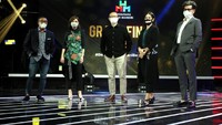 (Ki-ka) : CEO & Founder Investree Adrian Gunadi, Co-Founder Narasi Najwa Shihab, Direktur Jaringan & Retail Banking Bank Mandiri Aquarius Rudianto, Pekerja Seni dan Aktivis Sosial Dian Sastrowardoyo serta Founder & CEO Syah Establishments Felly Irmansyah saat melakukan penjurian final secara virtual dan pengumuman pemenang kompetisi Wirausaha Muda Mandiri (WMM) 2020 di Jakarta, Jumat (27/11) malam.