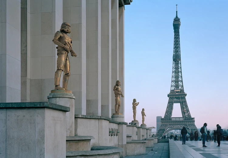 Patung di Paris diubah jadi karakter populer