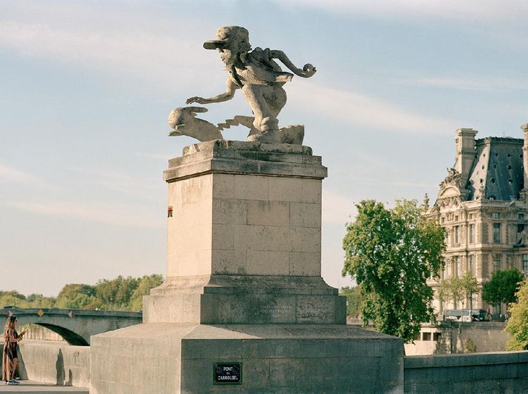 Fotografer Edit Patung di Paris Jadi Wonder Woman Sampai Pokemon