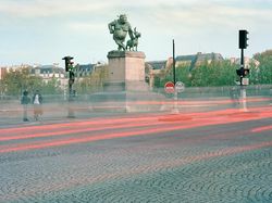 Fotografer Edit Patung di Paris Jadi Wonder Woman Sampai Pokemon