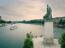 Fotografer Edit Patung di Paris Jadi Wonder Woman Sampai Pokemon