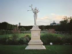 Fotografer Edit Patung di Paris Jadi Wonder Woman Sampai Pokemon