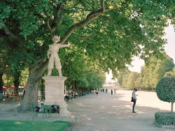 Fotografer Edit Patung di Paris Jadi Wonder Woman Sampai Pokemon