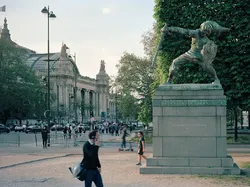 Fotografer Edit Patung di Paris Jadi Wonder Woman Sampai Pokemon