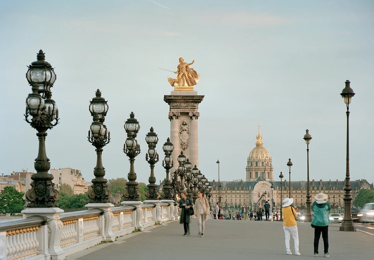 Patung di Paris diubah jadi karakter populer