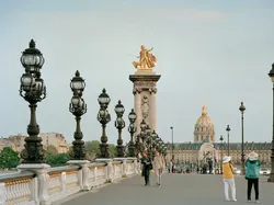 Fotografer Edit Patung di Paris Jadi Wonder Woman Sampai Pokemon