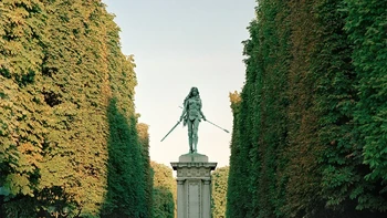 Wonder Woman si pahlawan super dari Amazon juga ikut mewarnai pemandangan kota Paris. Foto: Benoit Lapray