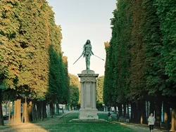 Fotografer Edit Patung di Paris Jadi Wonder Woman Sampai Pokemon