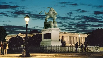 Proyek ini mencoba membayangkan kembali bagaimana jika patung-patung yang menggambarkan tokoh bersejarah di Paris diganti dengan karakter dari dunia pop-culture. Foto: Benoit Lapray