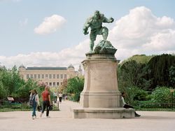 Fotografer Edit Patung di Paris Jadi Wonder Woman Sampai Pokemon