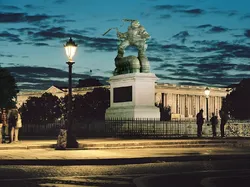 Fotografer Edit Patung di Paris Jadi Wonder Woman Sampai Pokemon