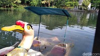 Sejumlah sekoci yang sedianya digunakan untuk berkeliling danau, tampak terbengkalai. Bahkan beberapa diantaranya tenggelam di air danau.