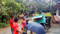 Dasanayaka memulai perpustakaan keliling yang disebut Book and Me tiga tahun lalu dan menjadi sangat populer di kalangan anak-anak.