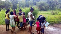 Koleksinya mencakup sekitar 3.000 buku tentang berbagai mata pelajaran. Buku-buku ini sebagian besar miliknya sendiri dan ada pula yang ia dapatkan dari sumbangan teman, kolega, dan simpatisan.