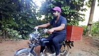 Selama waktu senggangnya, Mahinda Dasanayaka, mengemasi sepeda motornya dengan buku-buku. Ia menjadikan motor kesayangannya sebagai perpustakaan keliling untuk anak-anak kurang mampu di pedesaan Sri Lanka.