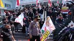 Potret Polisi Bubarkan Kerumunan Massa di Magelang