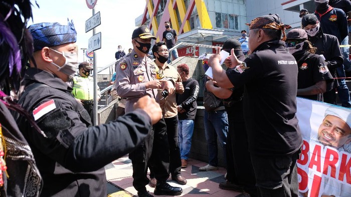 POLISI BUBARKAN KERUMUNAN MASA Personel polisi meminta massa membubarkan diri saat aksi damai Menjaga Persatuan dan Kesatuan Bangsa di Mertoyudan, Magelang, Jateng, Sabtu (23/11/2020). Jajaran Polres Magelang terpaksa membubarkan aksi damai oleh ratusan warga tersebut karena menimbulkan kerumunan massa yang berpotensi menyebarkan COVID-19. ANTARA FOTO/Anis Efizudin/hp.