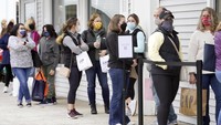Hal itu dilakukan untuk meyakinkan pelanggan bahwa mereka aman berbelanja. Ben Garver/The Berkshire Eagle via AP.