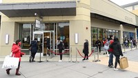 Warga antre dengan menjaga jarak saat akan masuk ke toko Gucci di Milton, Ontario. Nathan Denette/The Canadian Press via AP.