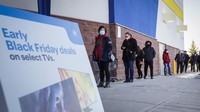 Warga mengantre untuk masuk ke sebuah toko elektronik di Calgary, Alberta, Kanada, Jumat (27/11) waktu setempat. Jeff McIntosh/The Canadian Press via AP.