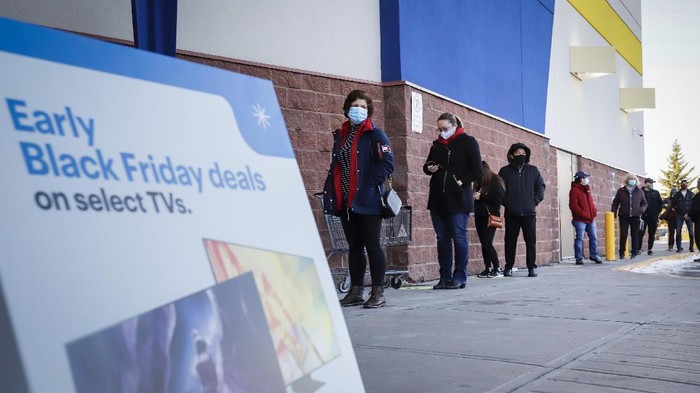 Best Buy employee Jeff Baka loads a 65 inch television into a vehicle for Adoni Diaz in the Arena Hub Plaza on Black Friday, in Wilkes-Barre, Pa., Friday Nov. 27, 2020. (Mark Moran/The Citizens' Voice via AP)