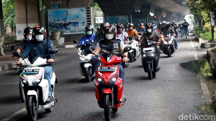 Pemerintah Provinsi (Pemprov) Jawa Barat melakukan test drive sepeda motor listrik. Test drive ini dilakukan dari Kawasan Gedung Sate ke Sukajadi, Kota Bandung.
