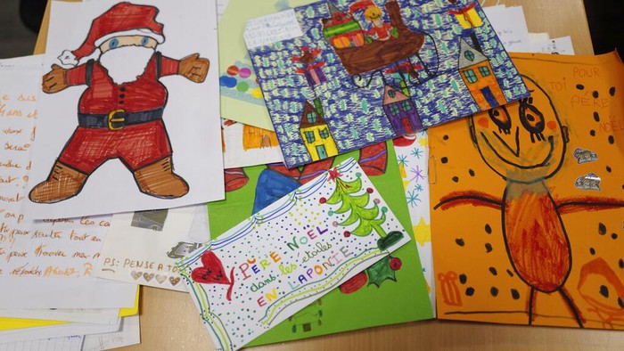 Potret Puluhan Ribu Surat Natal dari Anak-anak Prancis A postal worker brings a trolley of envelopes addressed to