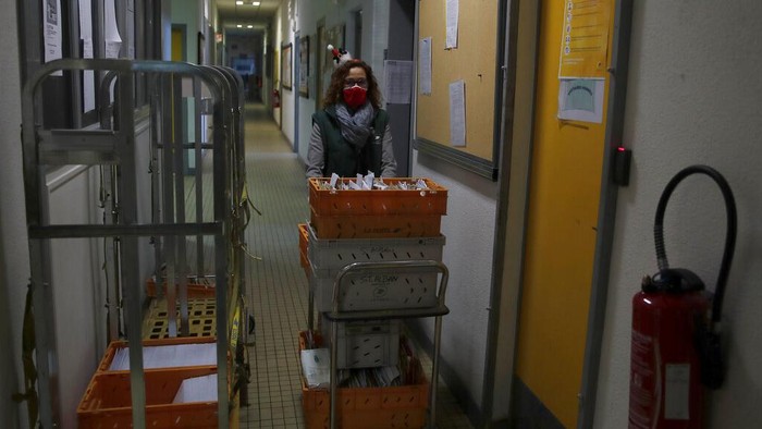 Potret Puluhan Ribu Surat Natal dari Anak-anak Prancis A postal worker brings a trolley of envelopes addressed to