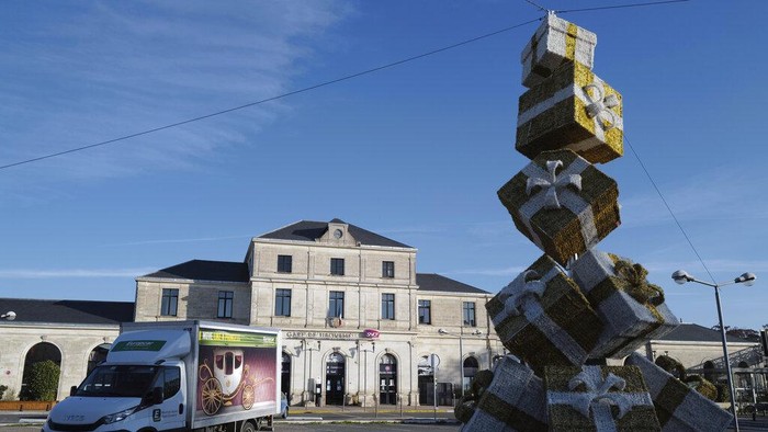 Potret Puluhan Ribu Surat Natal dari Anak-anak Prancis A postal worker shows an envelope from Jim of Taiwan, who sent a face mask inside the letter he sent and wrote