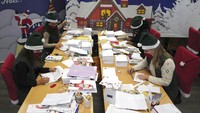 Petugas kantor penyortiran ini memanggil diri mereka dengan elf atau peri. Mereka yang akan membalas surat Natal dari anak-anak tersebut.