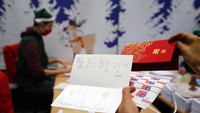 Jamila mengatakan surat-surat kepada Bapak Natal adalah semacam pembebasan bagi anak-anak di tengah kekhawatiran yang terjadi di hidup mereka.